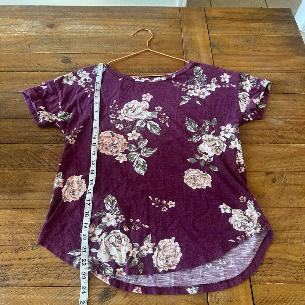 Maurices 24/7 red floral crew neck size medium - Picture 5 of 6